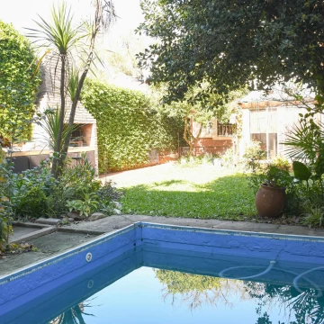 Venta casa Fisherton, Rosario 2 dormitorios con jardín y pileta. acepta permuta