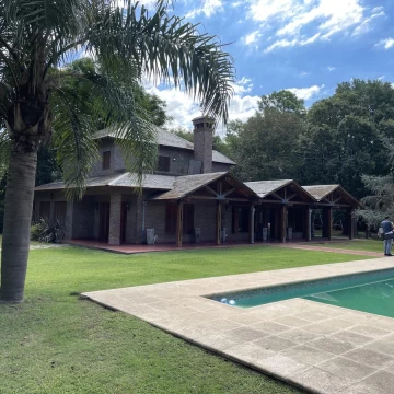 Casa en Venta con pileta terreno de 3400 mts2 en Funes