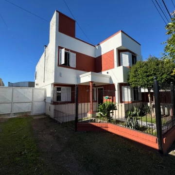 VENDE/PERMUTA casa en dos plantas con amplio galpón.