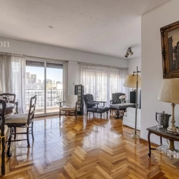 Departamento en venta, cinco ambientes, luminoso, piso alto con cochera y balcón