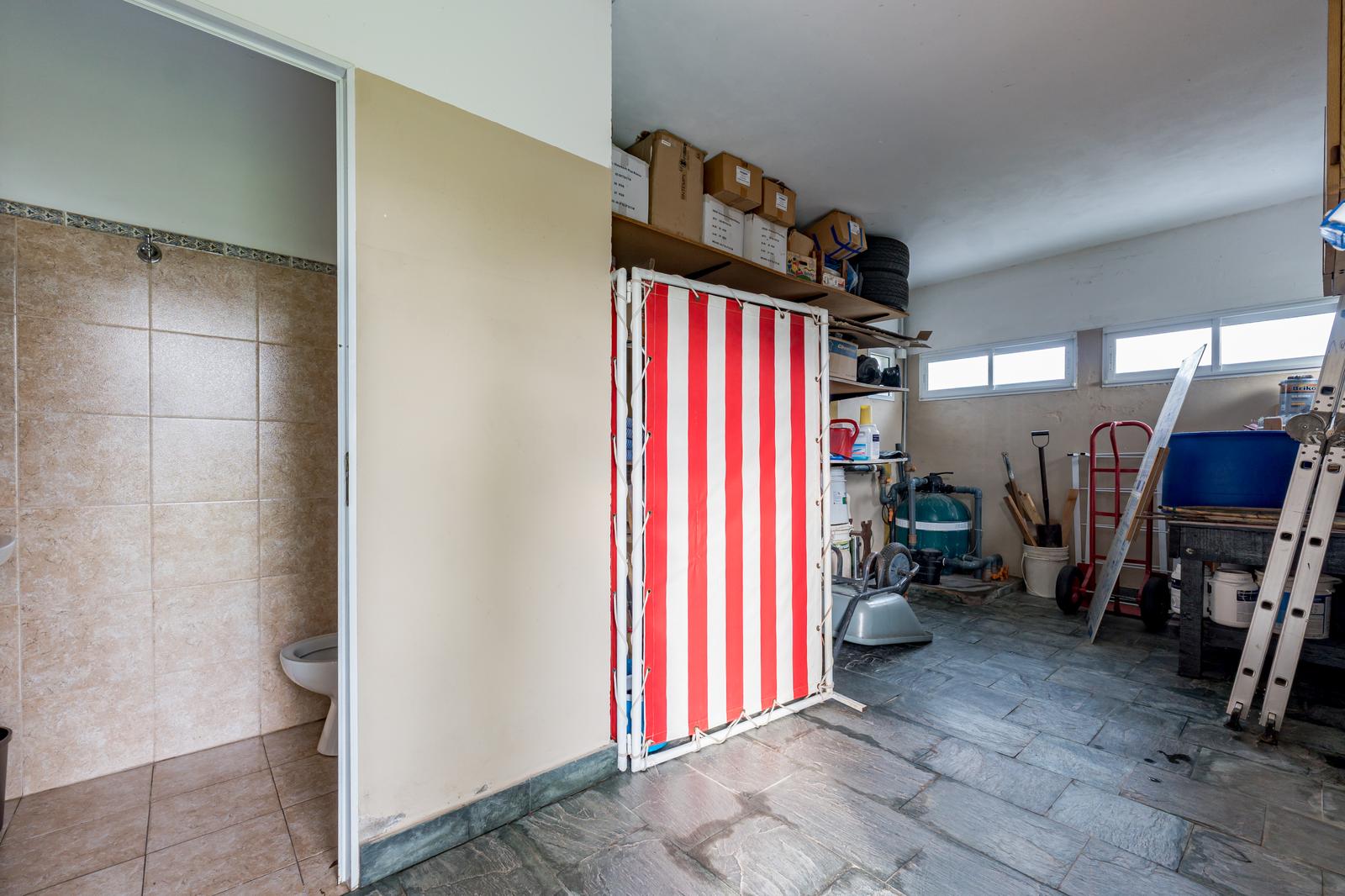 Baño Pileta y cuarto de guardado