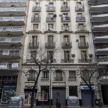 Departamento impecable, todo luz, en edificio francés.