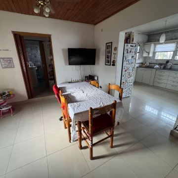 VENDE casa en dos plantas ubicada en Almafuerte 277