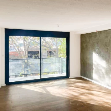 Departamento 2 dormitorios con patio y garage doble en Tres cruces