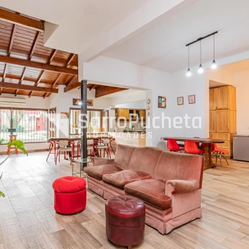 Venta Casa 4 ambientes con piscina, amplio jardín y cochera en Villa Sarmiento.