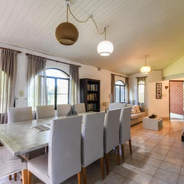 Venta Casa 3 dormitorios con quincho, piscina, parrilla y cocheras - Roldán