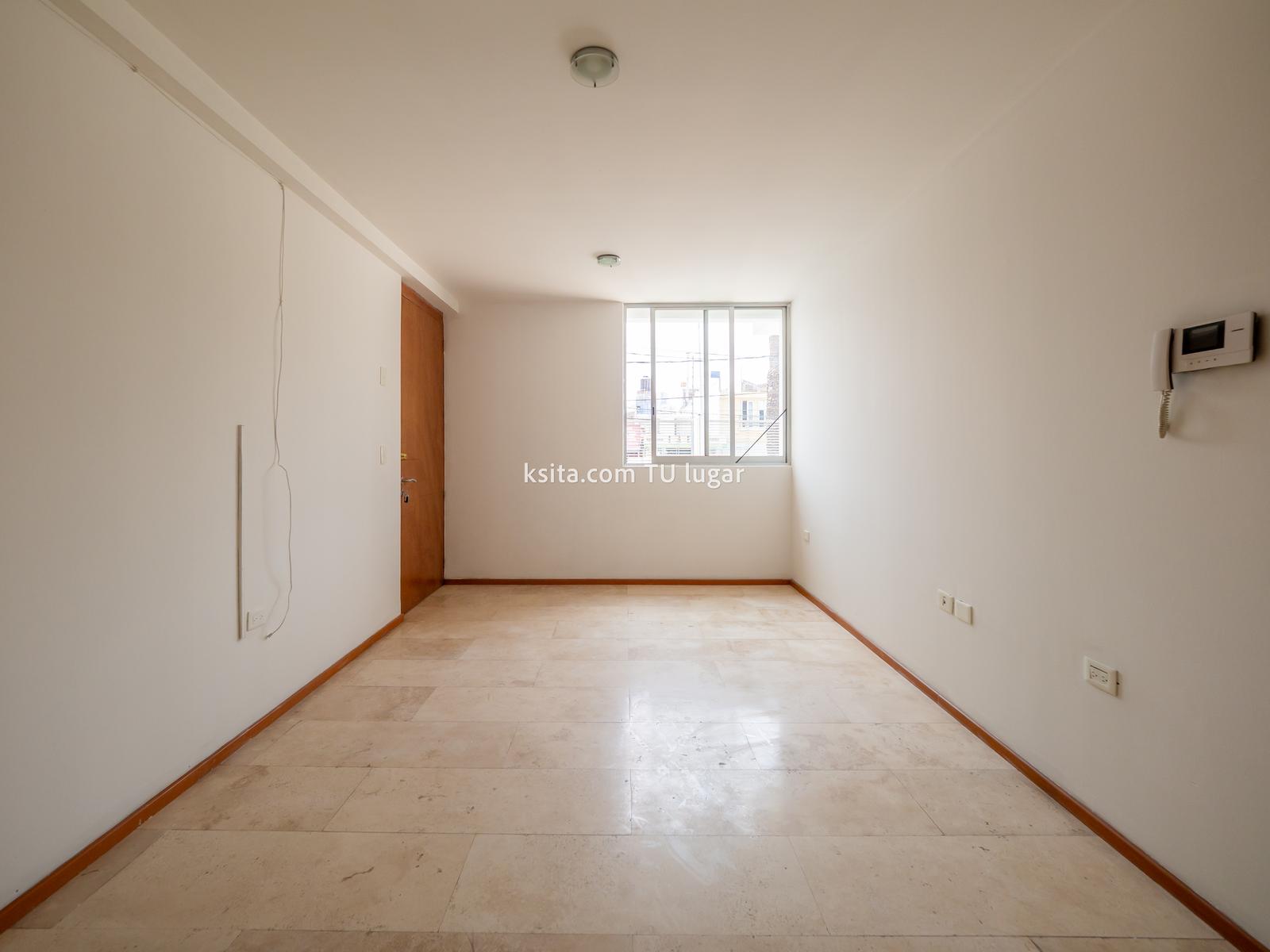 Sala y acceso principal