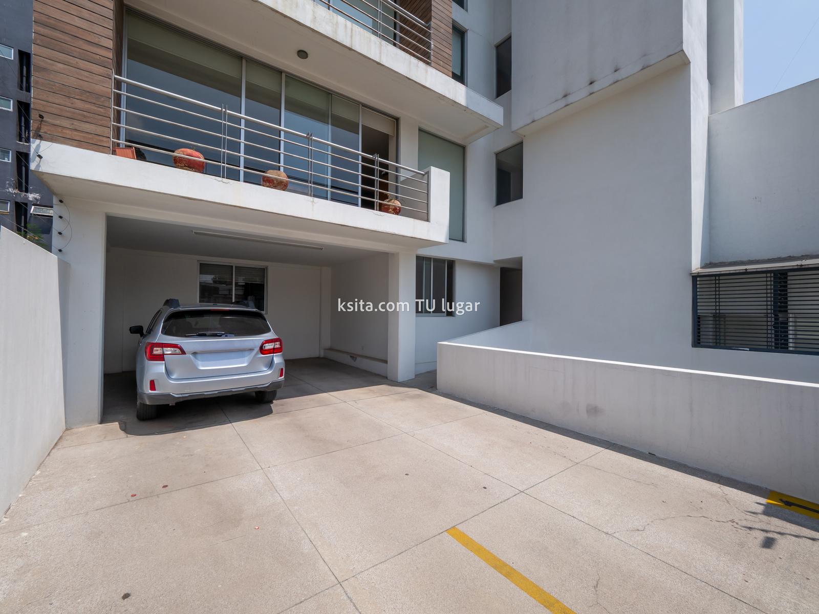 Estacionamiento y acceso a edificio