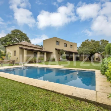 Casa en  Las Liebres  7 ambientes