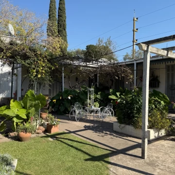 Casa en venta con parque en Alvear, Santa Fe.