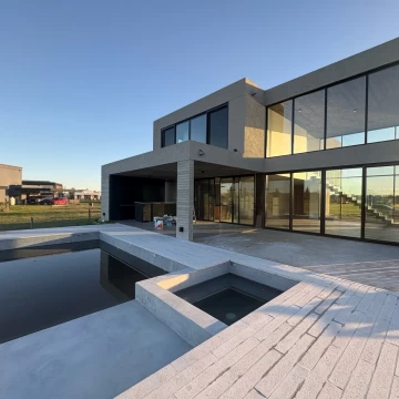 Casa al río en El Naudir – 346 m² – Piscina, amarra