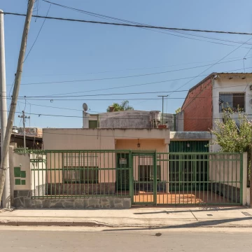 VENTA | PERMUTA - Galpón con casa de dos dormitorios al frente - Barrio Triángulo, Rosario.