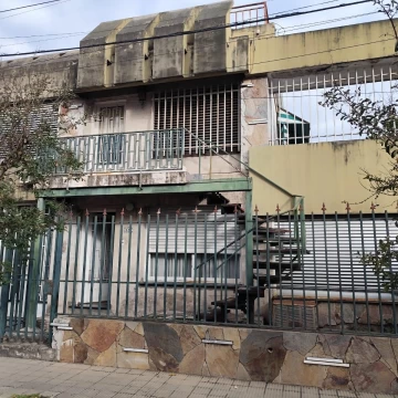 Venta Casa 4 dormitorios en 2 plantas con cochera - Roque Saenz Peña, Rosario