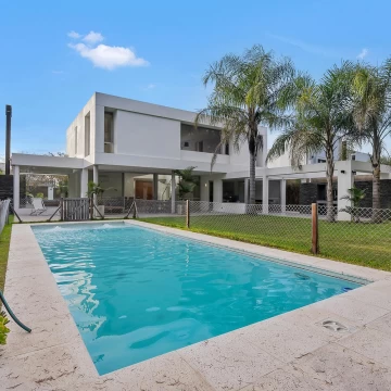 Casa en venta y alquiler con 3 dormitorios en El Encuentro.  Moderna y canchera