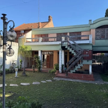 VENDIDO Casa sobre lote propio con jardín en Plaza Arenales  Villa Devoto