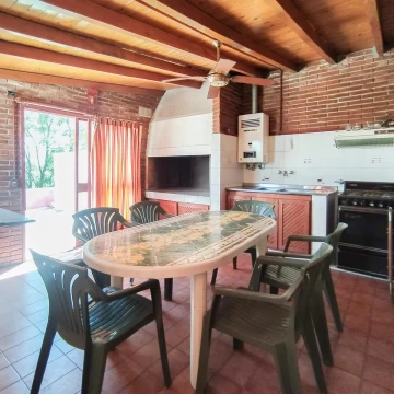 VENTA/PERMUTA - Casa de 3 dormitorios con cochera, quincho y local comercial. Alvear, Rosario.