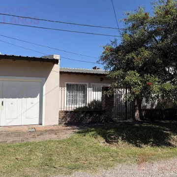 Venta de Casa con 3 dormitorios, patio y cochera, apta crédito en barrio Lanusse, Luján.