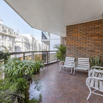 Venta Departamento en  Recoleta 4 ambientes con Balcon aterrazado - Cochera y baulera