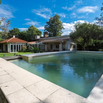 VENTA/PERMUTA - Casa de 2 dormitorios y piscina - Cotos de la Alameda, Roldán.