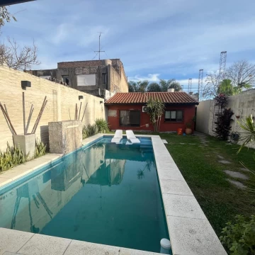 VENTA CASA 4 AMBIENTES, QUINCHO, JARDIN Y PISCINA. VALENTIN ALSINA. LANUS