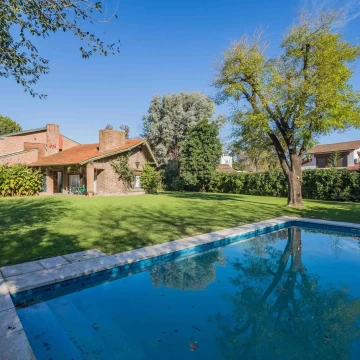 Excelente Casa en dos plantas con gran jardin y pileta