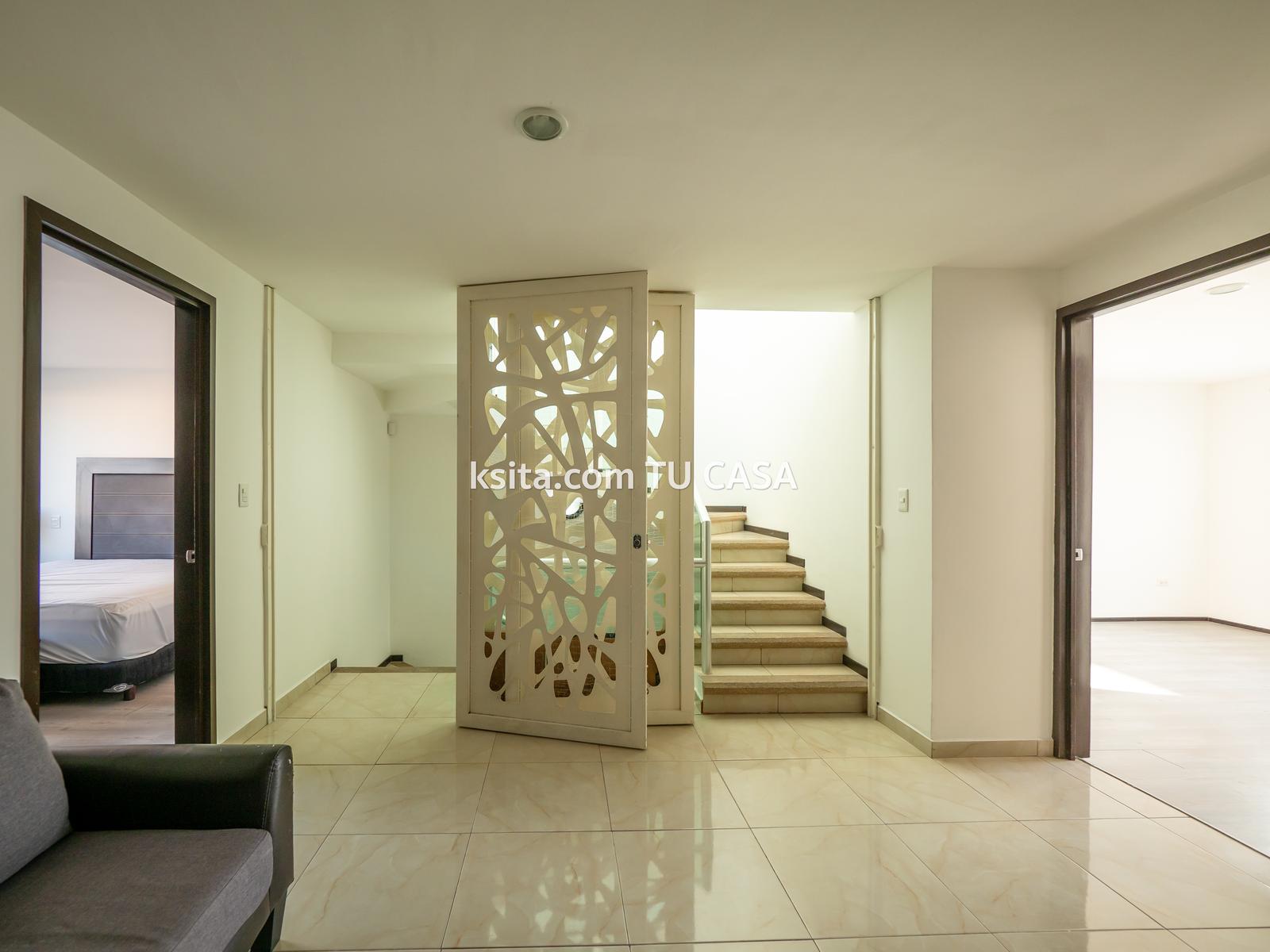 Escaleras y reja de seguridad