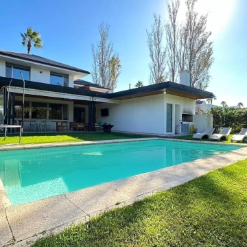 VENTA | PERMUTA - Casa 4 Dormitorios y Comodín - Funes Hills San Marino.