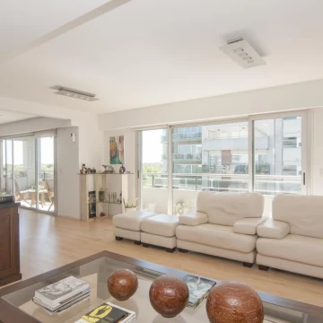 Departamento triplex con cuatro cocheras y parrilla privada - Quilmes