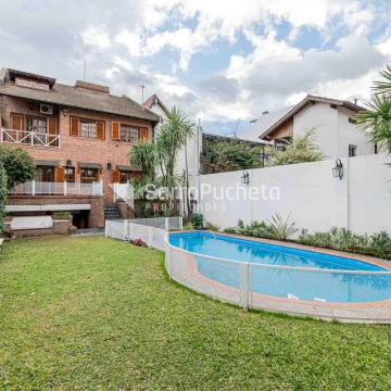 Venta chalet 5 ambientes con amplio jardín, piscina y quincho en Ramos Mejía.