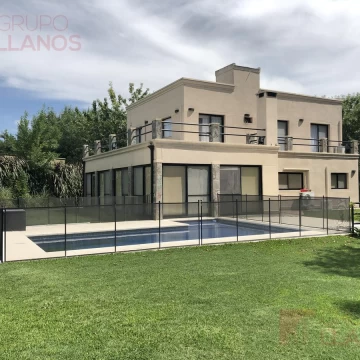 Venta casa con 4 dormitorios y pileta en barrio cerrado Los Puentes. Apto crédito hipotecario.