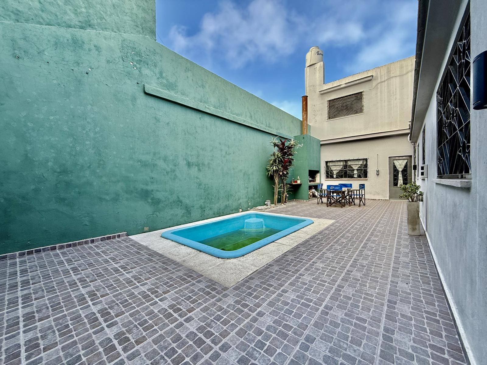 Casa en venta de dos dormitorios mas comodín y pileta Rosario Barrio Parque