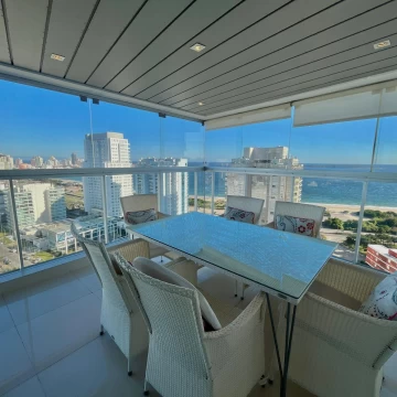 Apartamento en Venta y Alquiler Playa Mansa - 2 Dormitorios, Vista al Mar y Amenities Premium