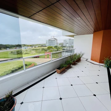 VENTA Departamento de 3 dormitorios en suite mas servicio primera linea Playa Brava  SAP5498912