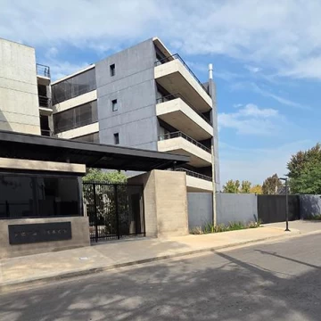 Venta con renta Depto 3 ambientes c/balcón y 2 cocheras Pilar La lonja