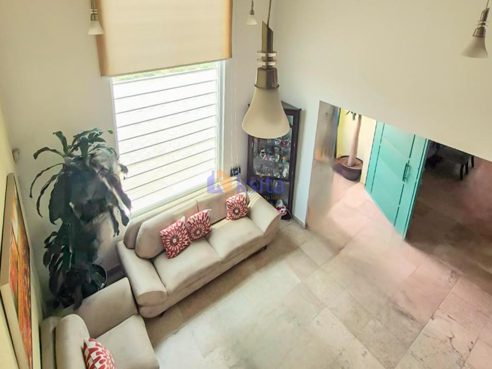 sala y acceso a calle