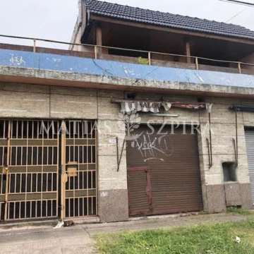 CASA A REFACCIONAR CON 2 LOCALES COMERCIALES
