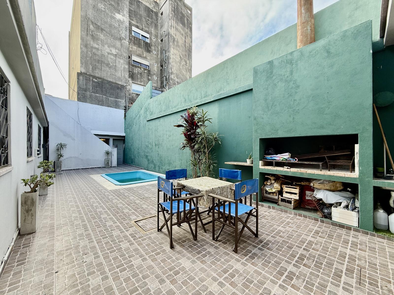 Casa en venta de dos dormitorios mas comodín y pileta Rosario Barrio Parque