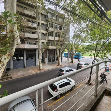 Venta Departamento Rosario balcón al frente.  Primer piso escalera.
