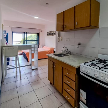 ALQUILER - Departamento monoambiente con balcón al frente - Luis Agote, Rosario.