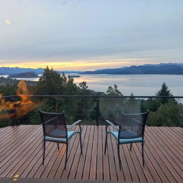VENTA - Exclusiva casa de 8 ambientes, 5 dormitorios, 6 baños en barrio Las Vertientes.