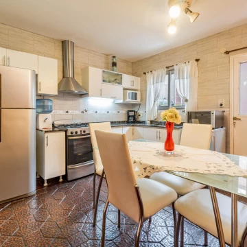 VENTA/PERMUTA - Casa de 3 dormitorios con cochera, patio, terraza y pileta. Ludueña, Rosario.