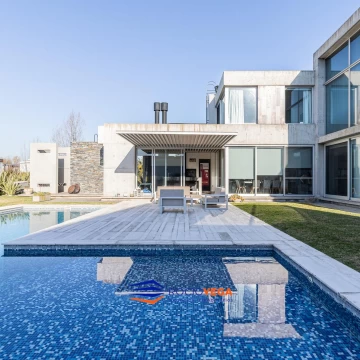 Casa en venta en Country Terravista,General Rodriguez fondo a laguna