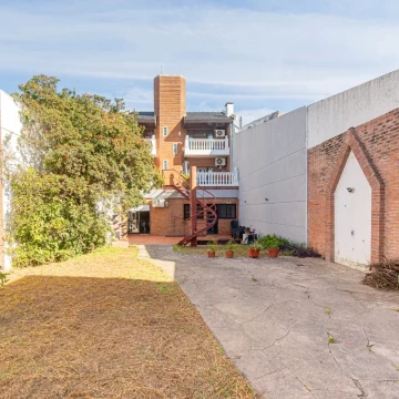 Casa en Venta Reciclada en Flores – Jardín, Pileta, Sótano y Garage