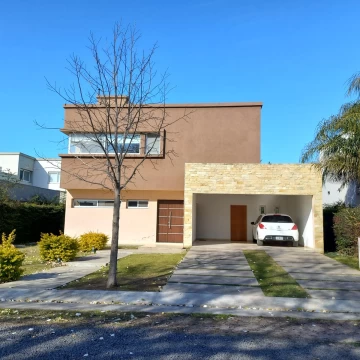venta casa  Campos de Esther tres dormitorios  permuta