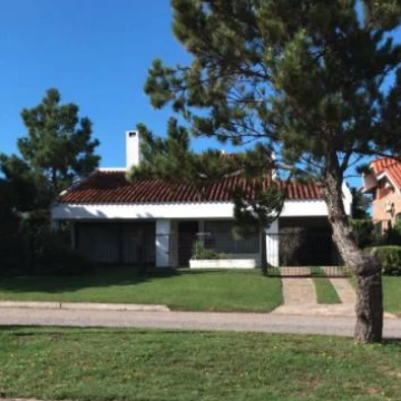 Casa alquiler anual de 5 dormitorios a 2 cuadras de la playa - Playa Mansa parada 16 Punta del Este