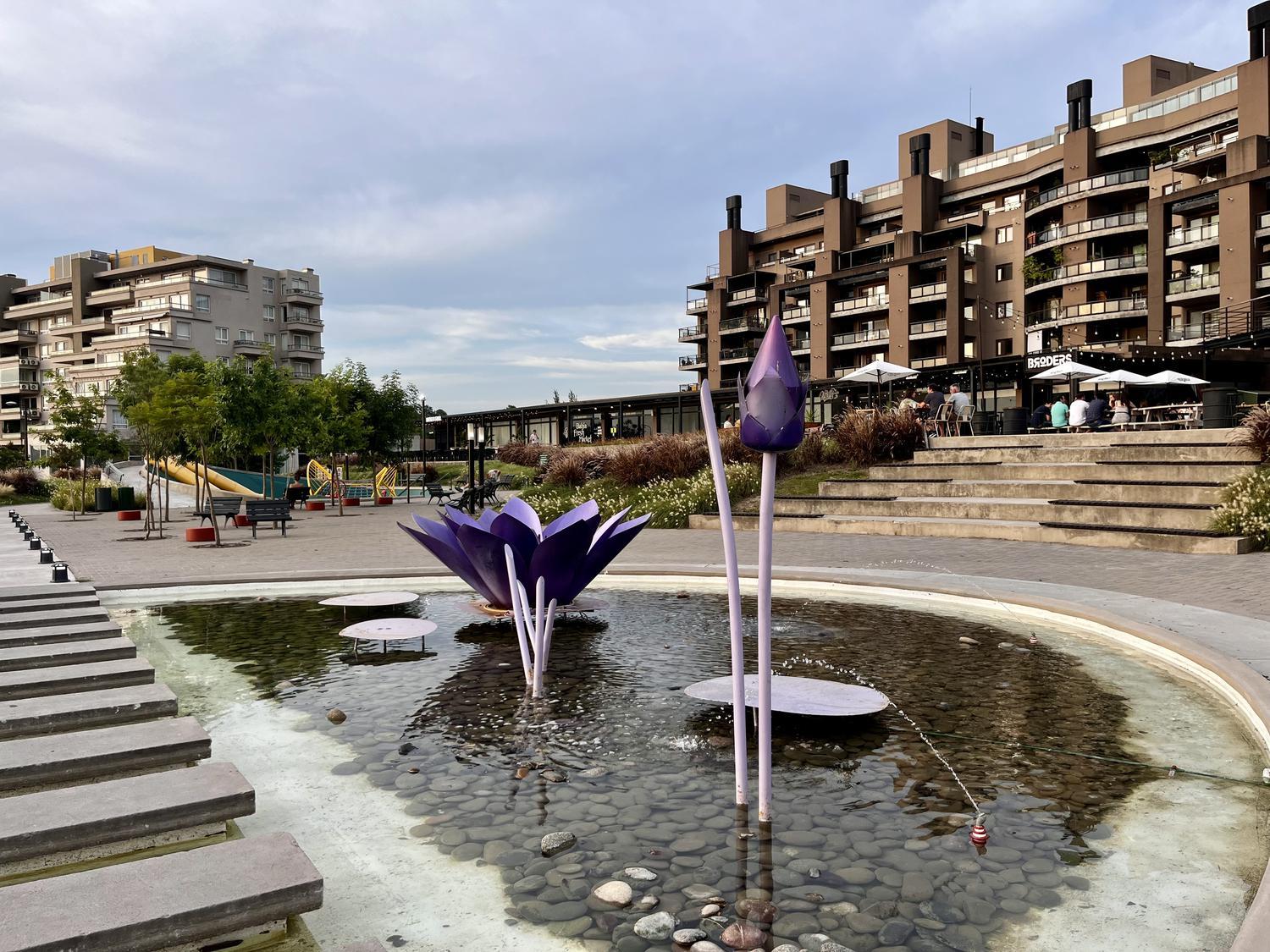 Plaza Violeta y locales