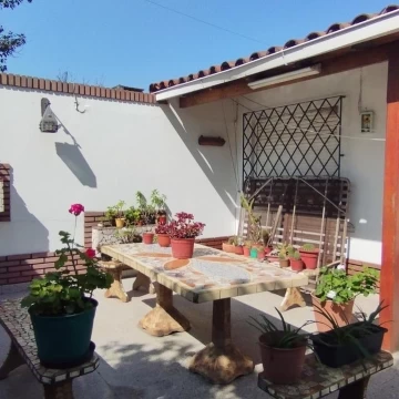 Casa en Ramos Mejia, jardín, patio, lote, quincho, centro, permuta