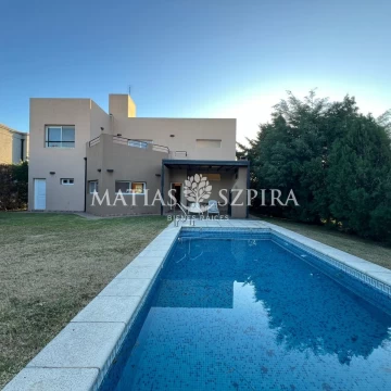 casa de 5 ambientes en La Cesarina.