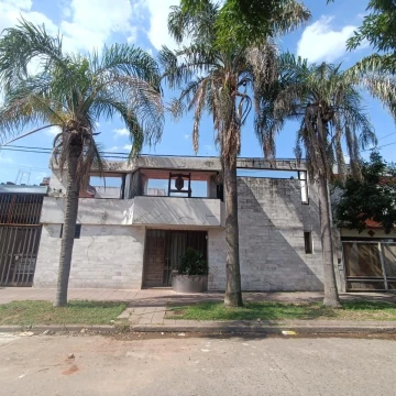 VENTA - Casa 5 dormitorios, patio y piscina - España y Hospitales, Rosario.