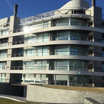 Departamento en  venta, de 3 dormitorios y dependencia de servicio en Playa Mansa con vista al mar